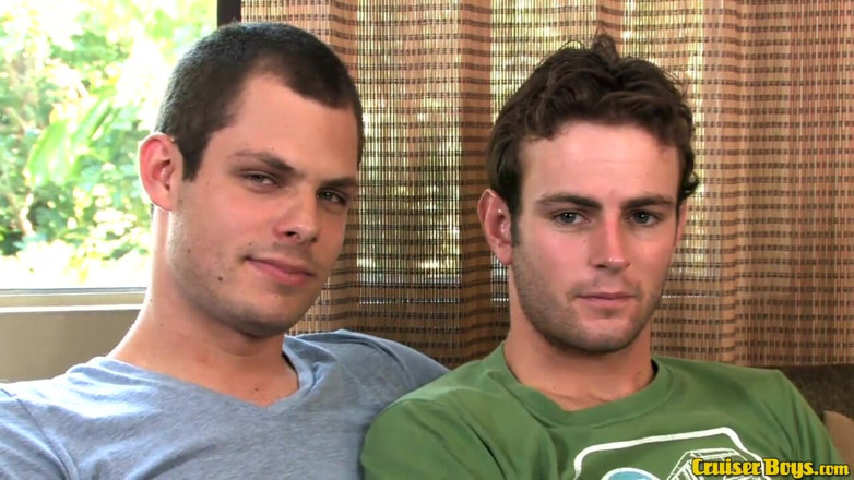 Cruiser Boys: 2 homos poilus sucent une bite et sucent le sperme...
