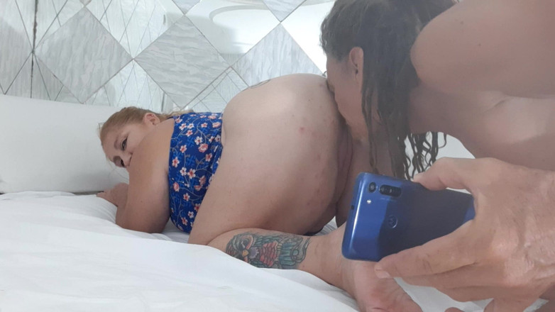 Tomsorte and Loiracasada: Elle se console et broie une grosse bite
