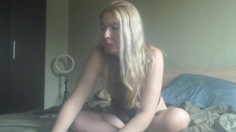 sunshinegoddes: Cette chatte blonde sexy et crémeuse adore jouer avec un...