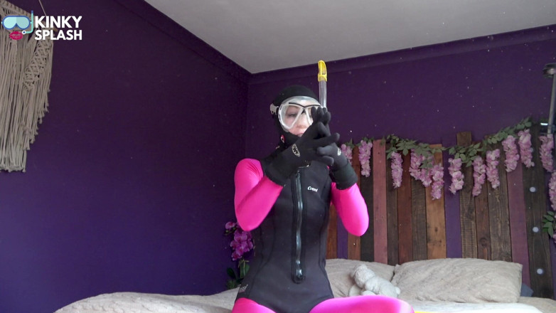 UKCuteGirl Lucy Lauren: Sut ketidakliruan Ejen Lucy Neoprene &amp; Satin Misi Sut