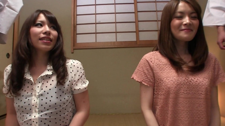 JAPAN IN LOVE: Scène de putes nippones - deux amies japonaises à forte poitrine nao...