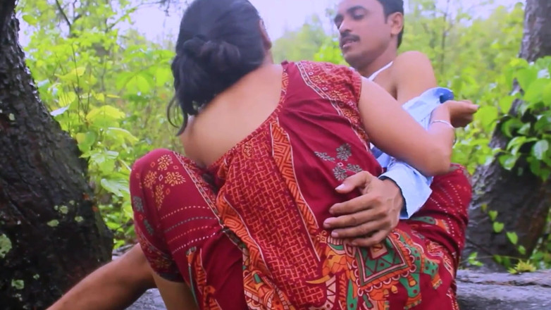 Anjalisingh_sexy: Sappige Indische Bengaalse vrouw hard geneukt in regen buitenseks