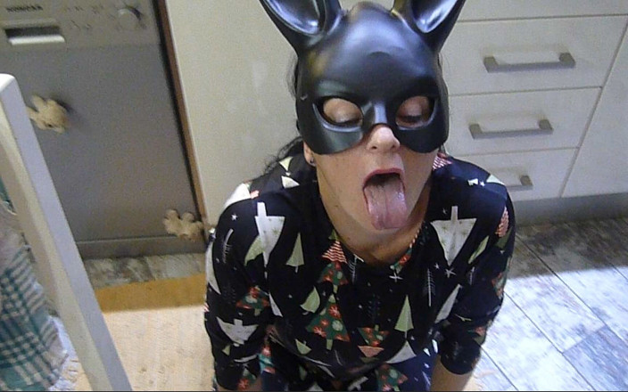 Toilet Mommy: Pijpen eindigt met heet sperma op mijn gezicht