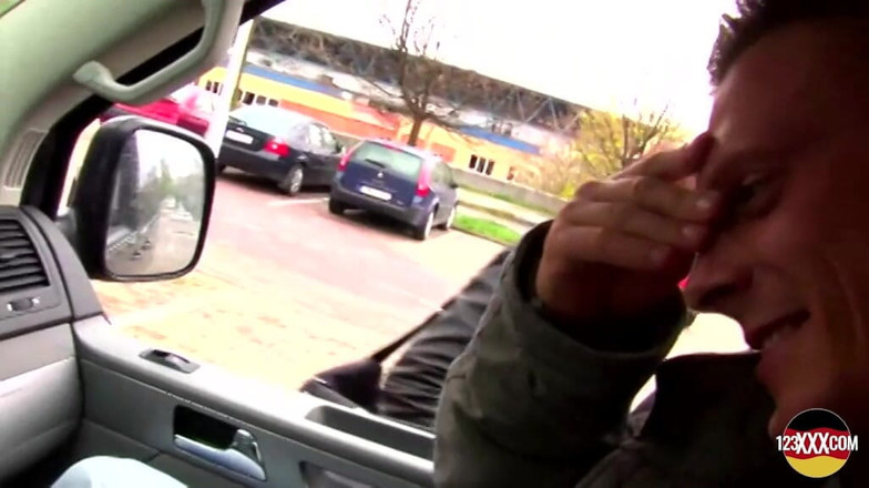 123XXX - Fucked Amateurs in Germany!: Cette MILF brune à forte poitrine adore baiser dans la voiture