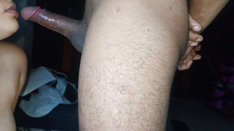Theman1000: Mijn buurvrouw slikt haar hele pik totdat ze elke laatste...