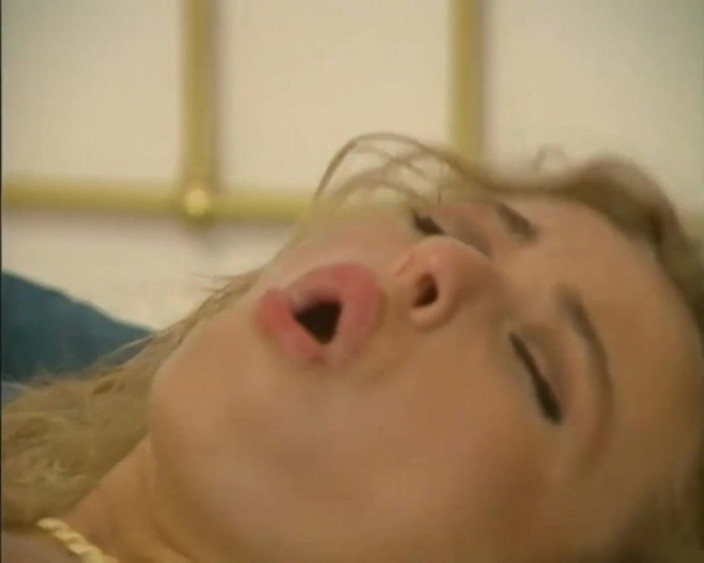 German amateur - 100% German hardcore videos: Hairy babe gets fuced in her tight asshole