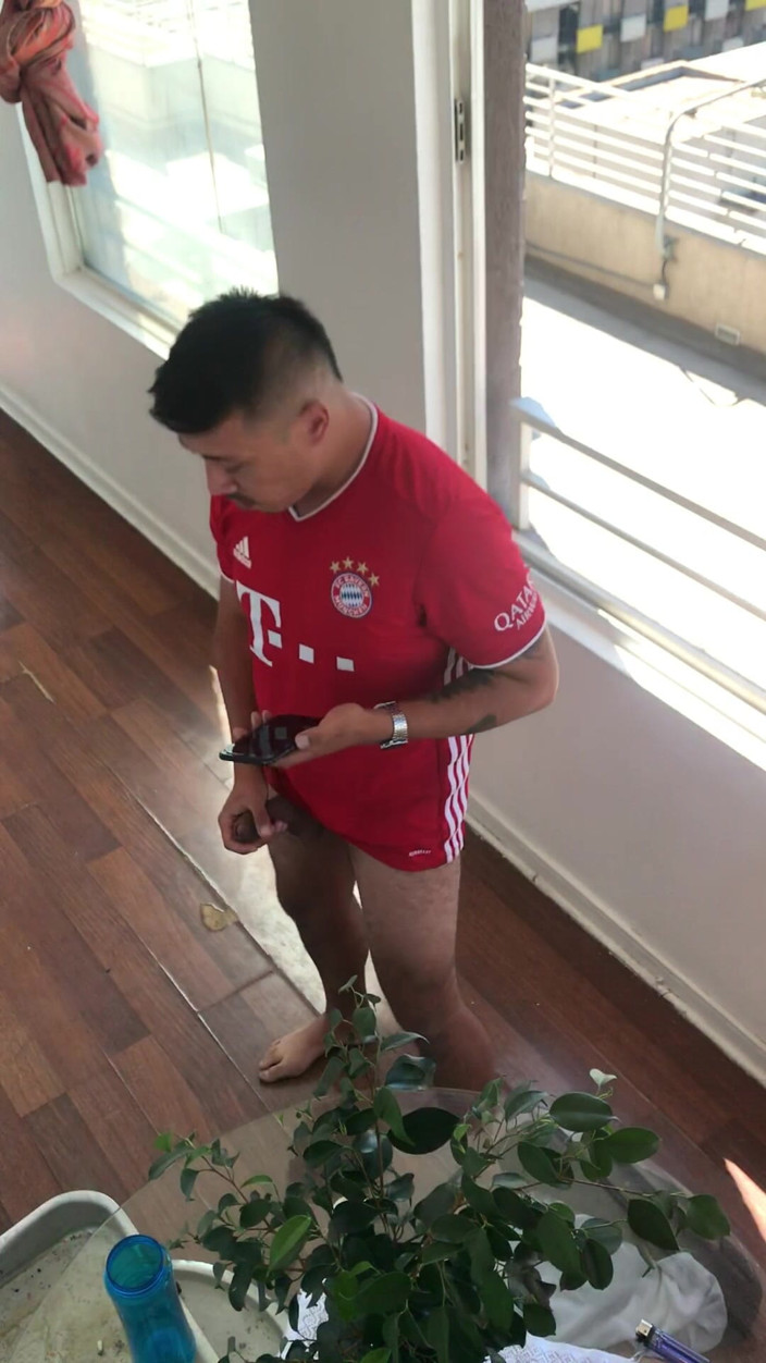 Hardnoisex: ムラムラしたサッカーコーチがポルノを見ながら屋上の窓の横でオナニーしているのを捕まえました