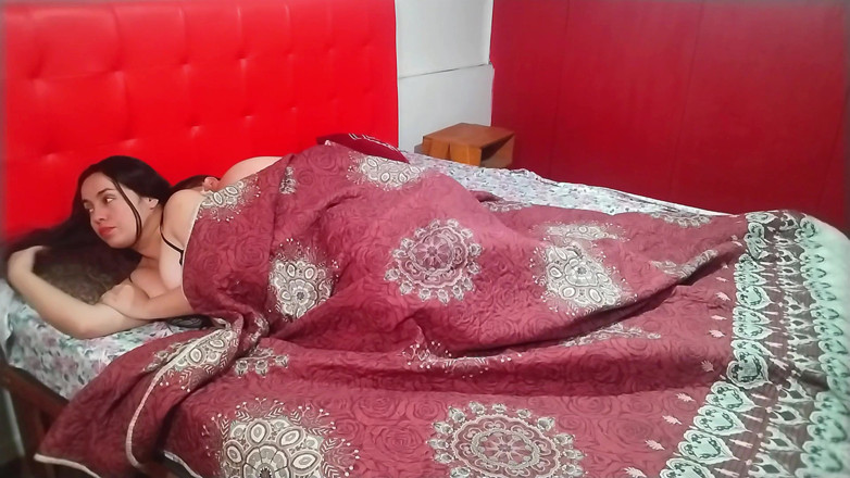 Kellyhotstepmom: 배다른 아들을 침대에 젖게 하는 계모, 정액으로 후장을 채우다
