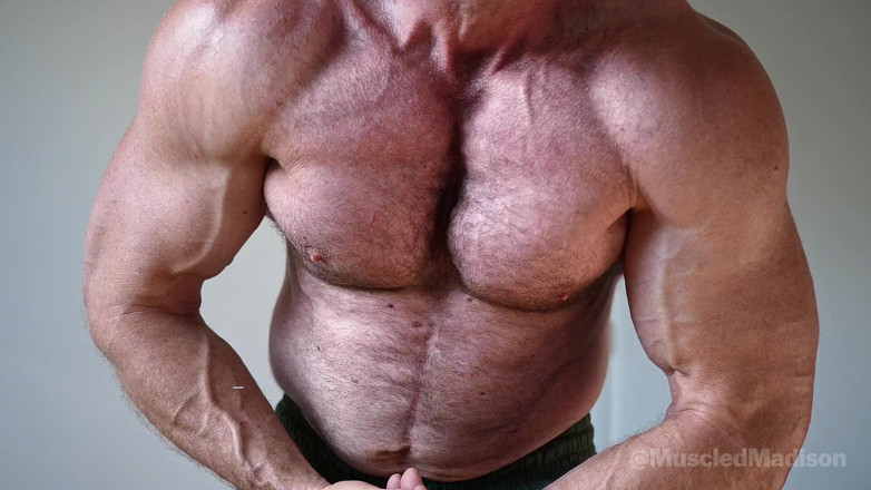 Muscled Madison: Madison fléchit et pose ses muscles en culotte
