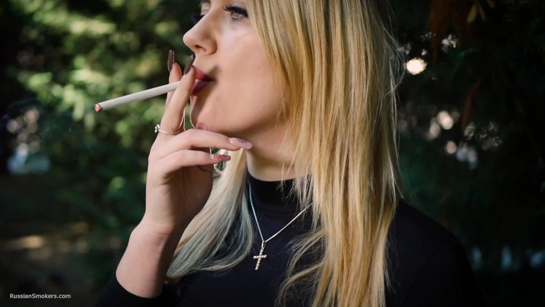 Russian Smokers: Gagică blondă sexy care fumează o țigară neagră în natură