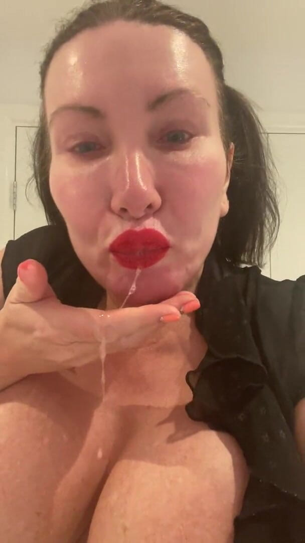 Sophie James: Extrema ruina saliva cubierta de cara