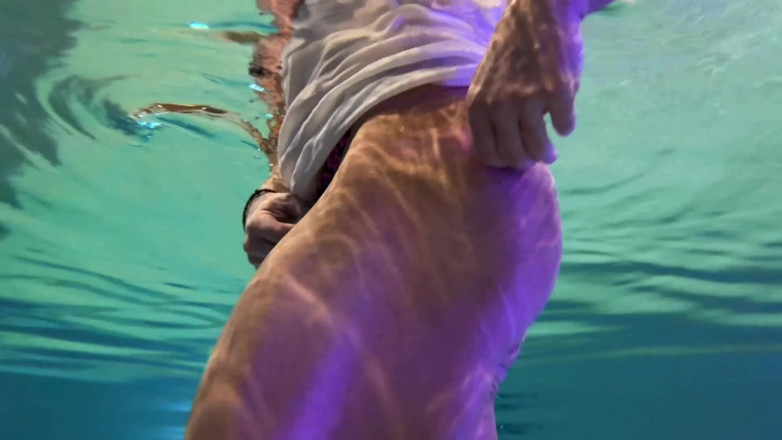 Kandylegsxxx: Amazon Kandy își flexează bicepsul masiv în piscina ei de la hotel