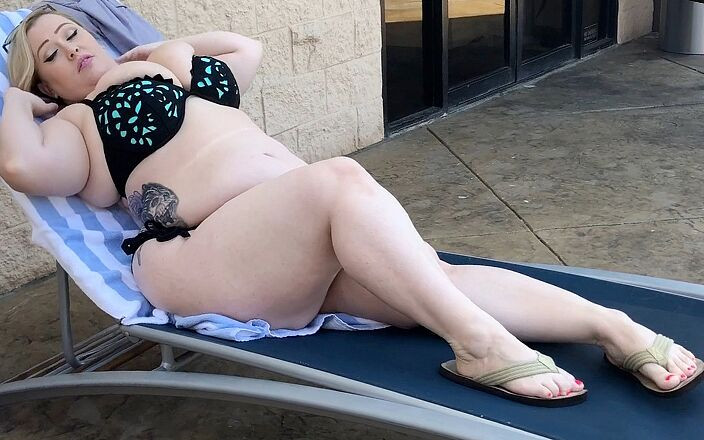 Scale Bustin Babes: Carne Calda Rotola Scopa La Coniglietta De La Cruz BBW