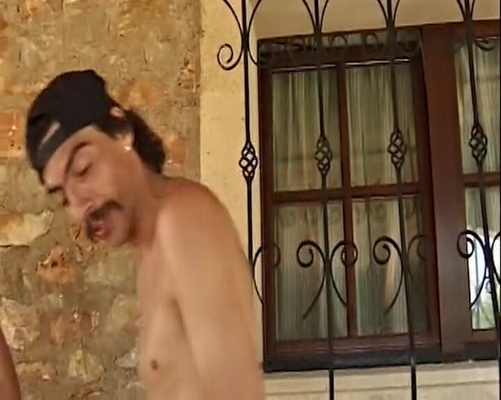 Porno kino: दो जंगली दोस्त हॉट जर्मन बेब को चेहरे पर कुछ क्रीम दे रहे हैं