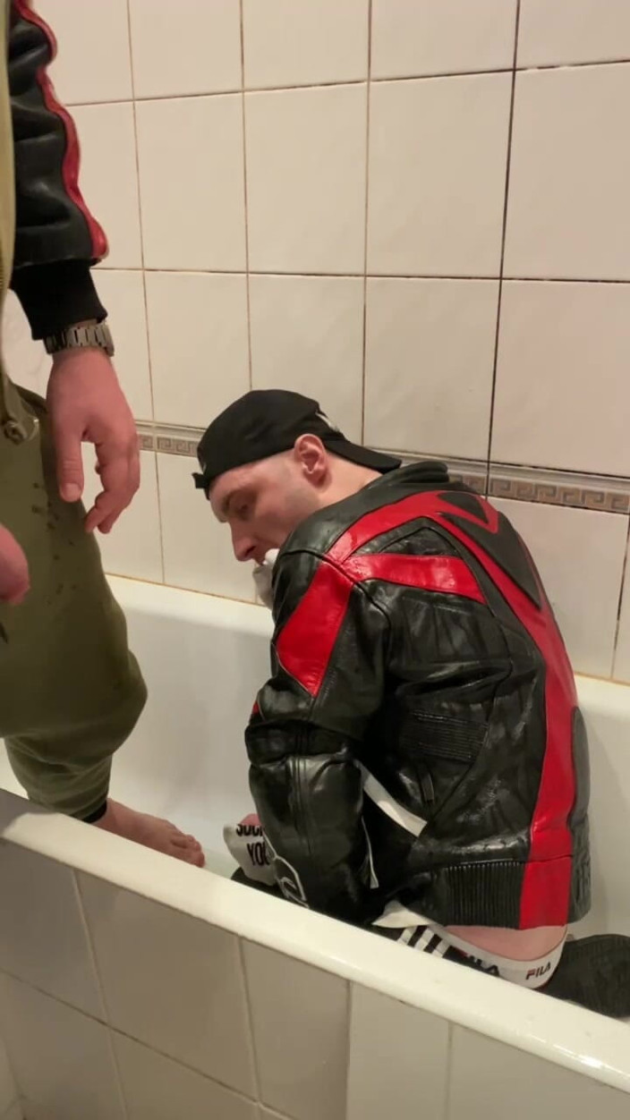 KinkySirius: Большой мужчина в кожаной куртке писает на кожаном мотоцикле