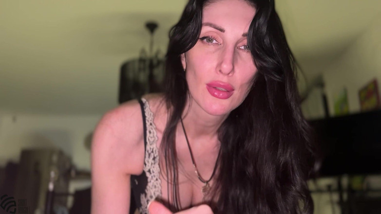 LizaVirgin: Une MILF sexy a un orgasme