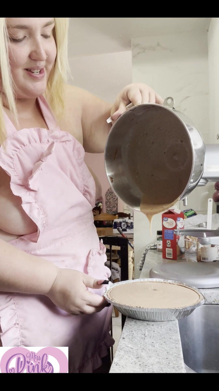 Miss Pink Plush: Awek montel di dapur