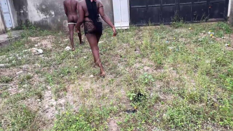 Sex naija 1: 屁股很美的黑人女人知道如何取悦一个男人