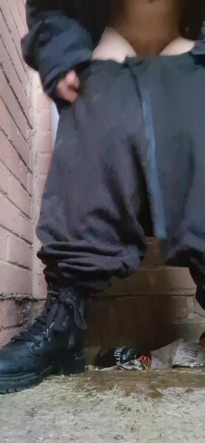 Lillia Cena: Han sa pissa ute och filma det eftersom du älskar det...
