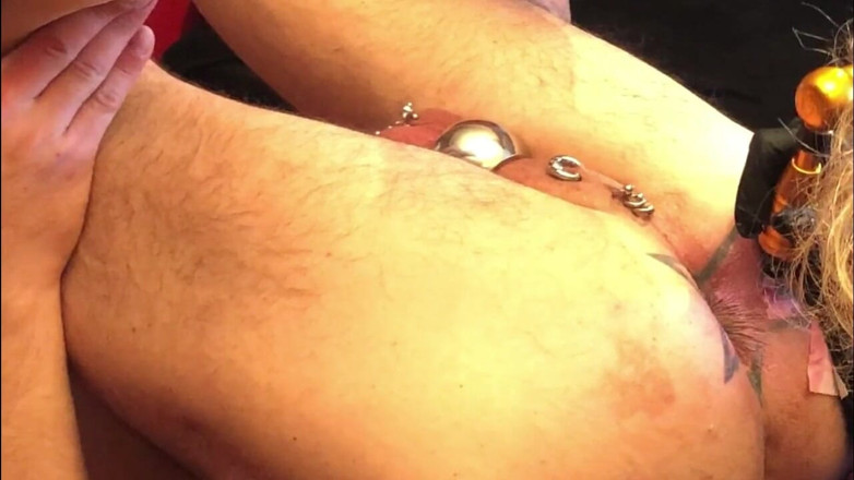 Dominatrix Frida: Trou du cul, tatouage d'une star