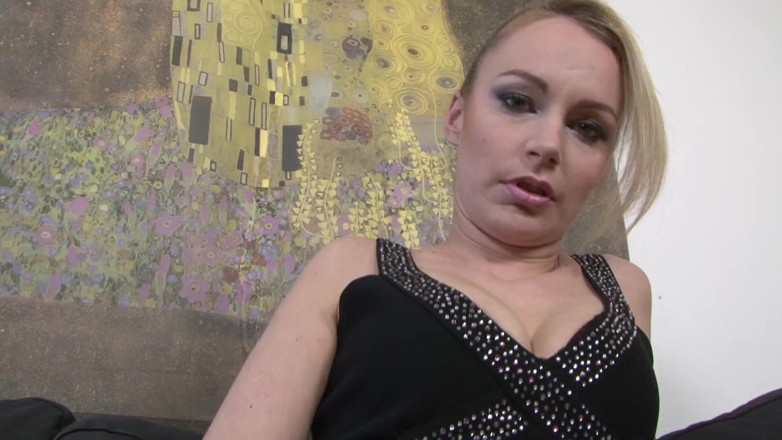 Very hot hardcore: Une MILF blonde excitée prend une énorme bite noire et un...