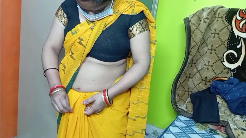 Manjushukla: Indiana bonita indiana em Sari de cor amarela.