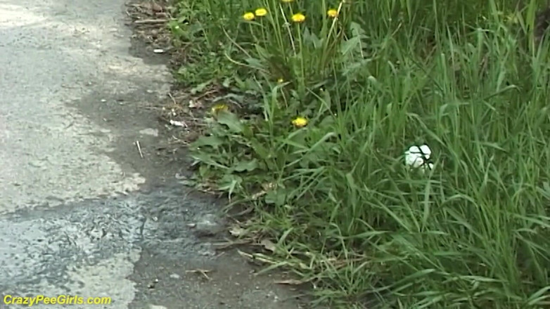 Crazy pee girls: Fată tânără frumoasă cu țâțe mici care se pișă în public