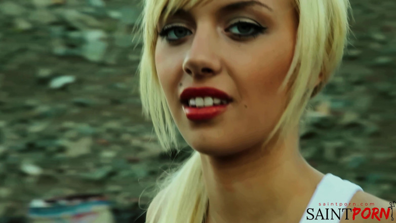 SaintPorn: Emma Mae chevauche un mec sexy dans une jeep