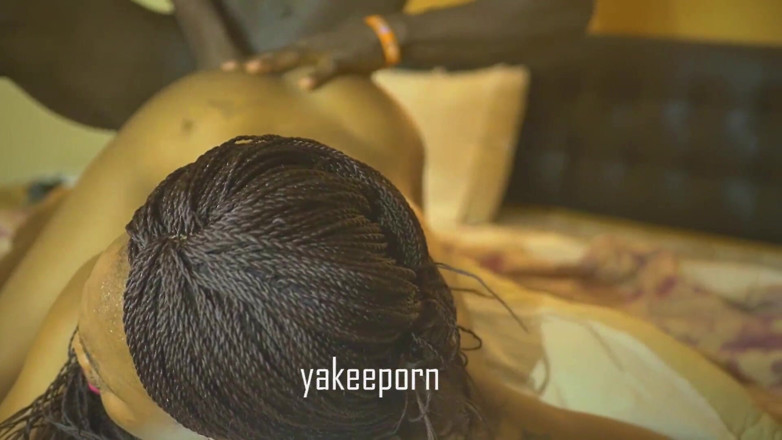 Yakeeporn: Người phụ nữ nghiệp dư bảo tôi cởi bỏ sơn...