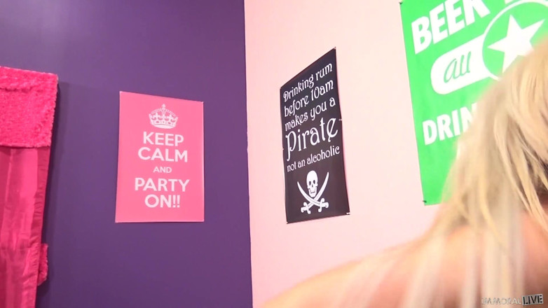 Immoral Live: Nina Elle tietneuken