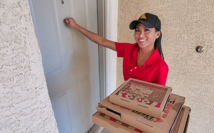 Team Skeet: Une princesse asiatique livreuse de pizzas se fait coincer à la...