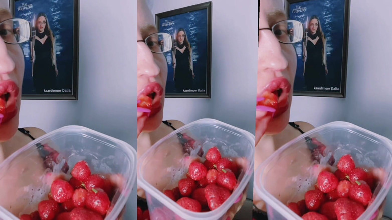 FinDom Goaldigger: Asmr strawberry eating - asmr, lunettes, gianess, rouge à lèvres, grosses lèvres,...