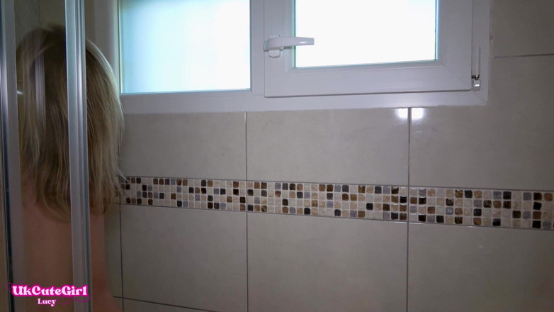 UKCuteGirl Lucy Lauren: Rasiere meine muff in der spanischen dusche