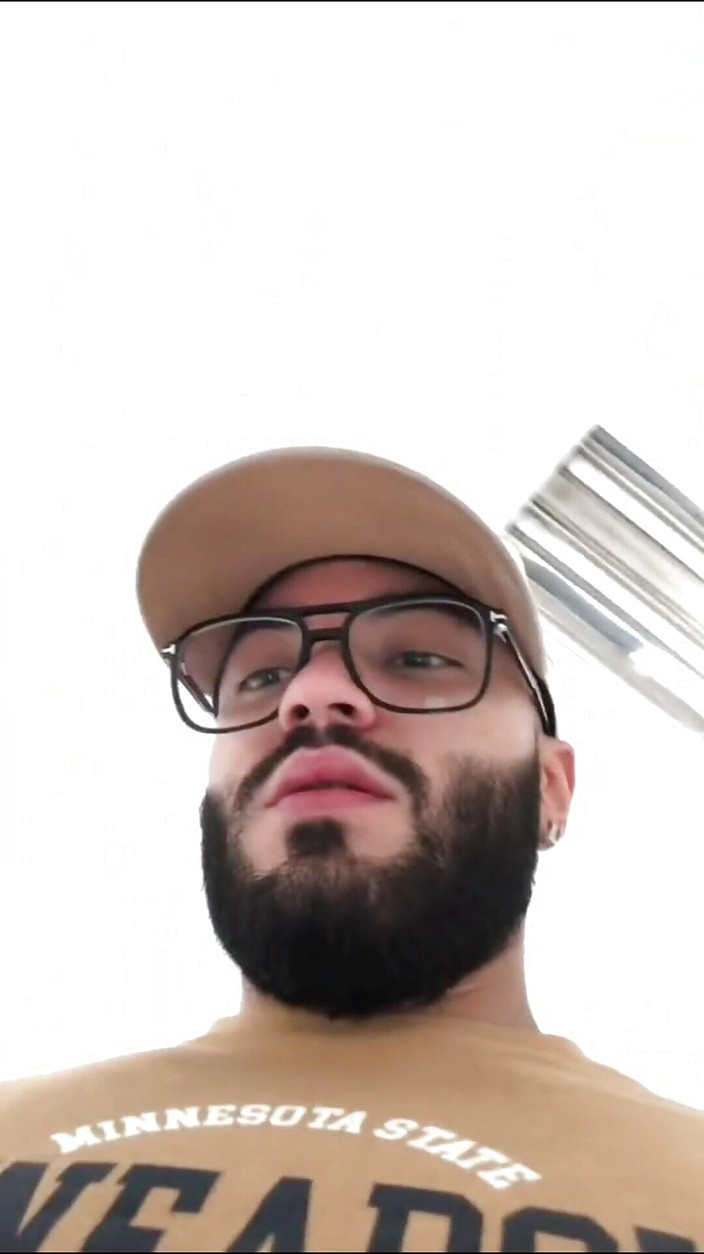 Liamgaell27: Ragazzo filmato in un bagno pubblico