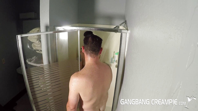 Aziani: Une brune prend une douche et baise avec un mec...
