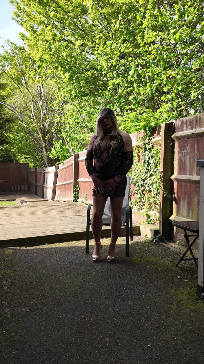 Kelly CD 2022: Crossdresser Kellycd2022 dalam Pakaian Cetakan Leopard Berkilat dan Tan Pantyhose...