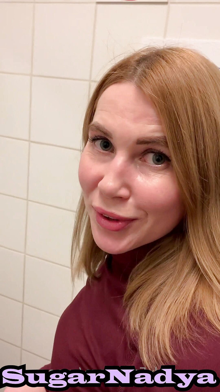 SugarNadya: Ging met SugarNadya de badkamer van het vliegveld binnen, kleedde...