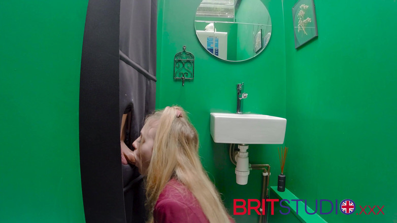 Brit Studio: Gloryhole: 18-letnia uczennica ssie kutasa