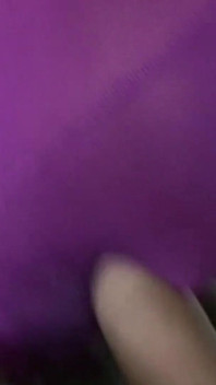Pembe naylon maske ve gri külotlu çorap bacaklar