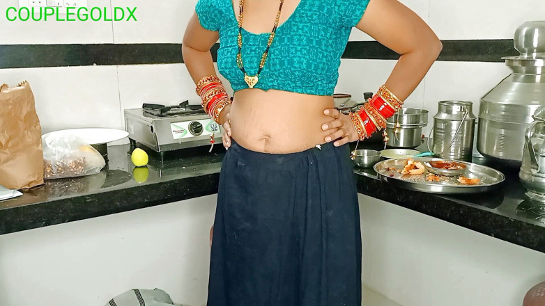 Sexy Komal: 来吧科马尔，早上在卧室里洗器皿