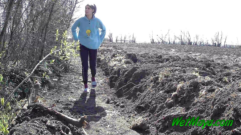 Wet Maya: Čůrání v přírodě