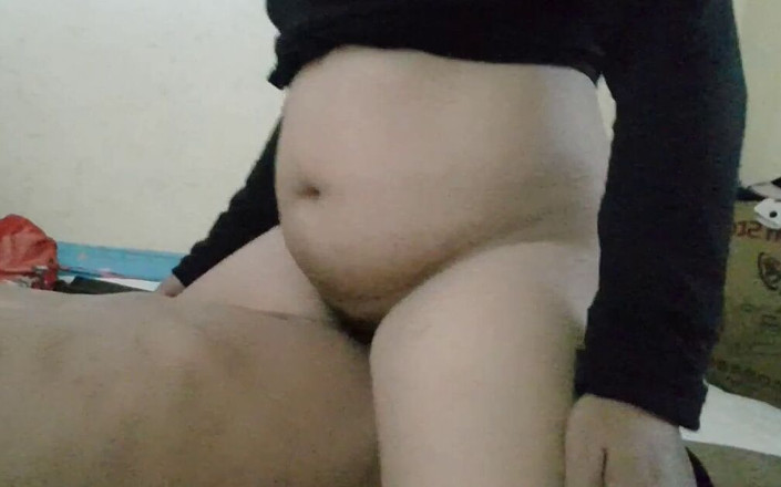 House wife: Un mec chanceux baise une fille chevauchant un creampie