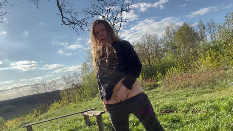 Lily, Goddess of Desire: Дівчина мастурбує на людях у горах, як Лена Поланскі