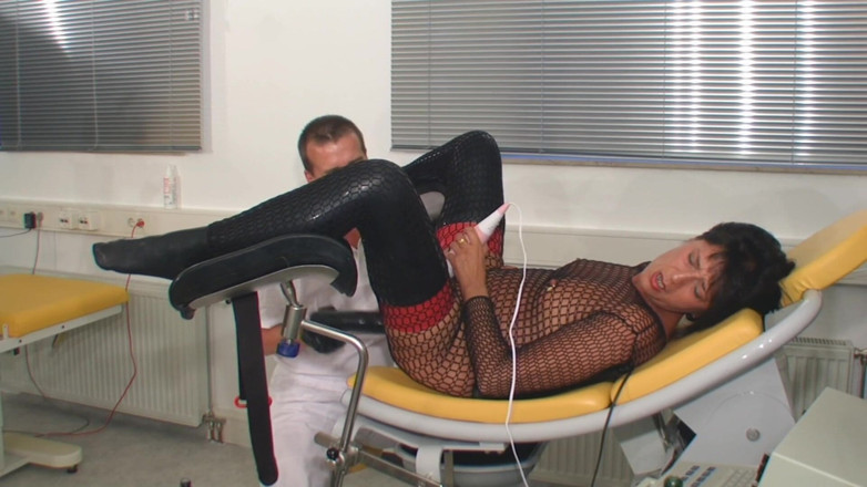Rubber & Clinic Studio - 1ATOYS: Анальна мастурбація з оргазмом мокрої сечі