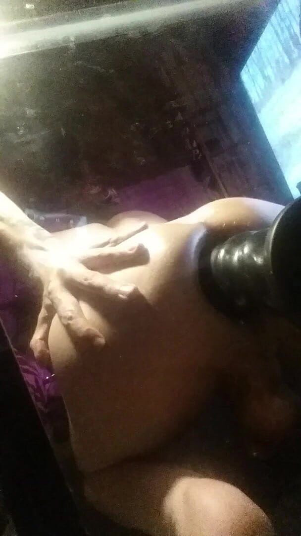 Tiffany Ciskiss: Enorme anale dildo in mietje kont
