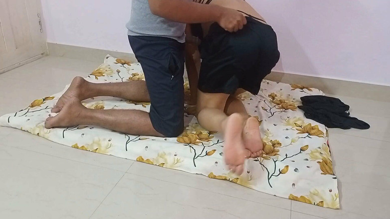 Queenrima: 집주인은 Reema Bhabhi를 떠나지 않고 집세를 징수했습니다.