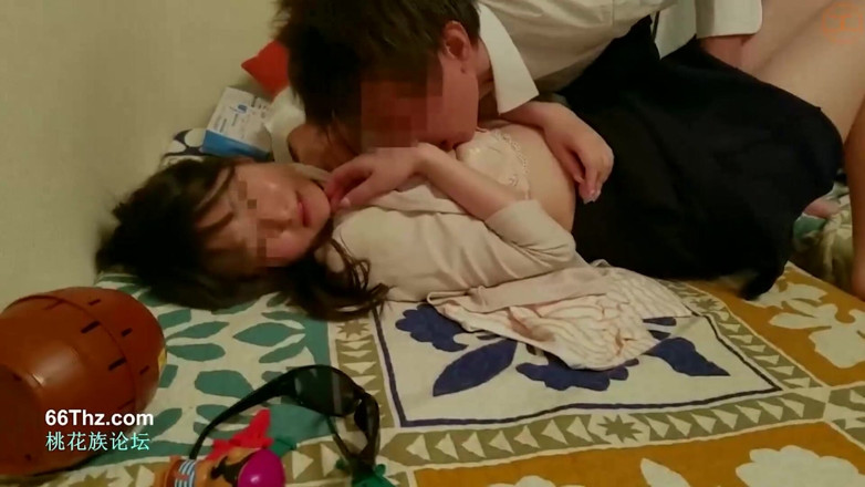Asians in love: Asijská žena stříká do pusy