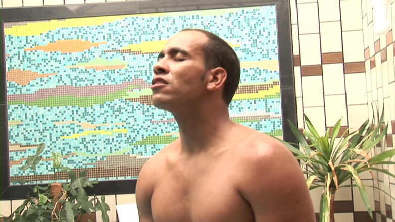 Male Dream: Un dilf latino si masturba in piscina