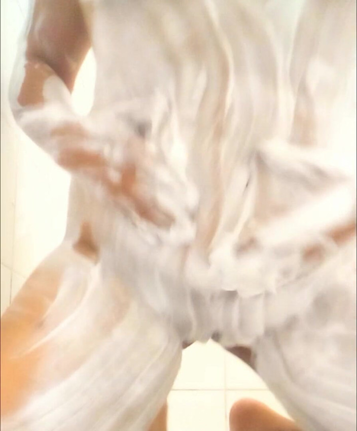 NastyNymphoMilf: Guardami mentre mi cremo il corpo sotto la doccia
