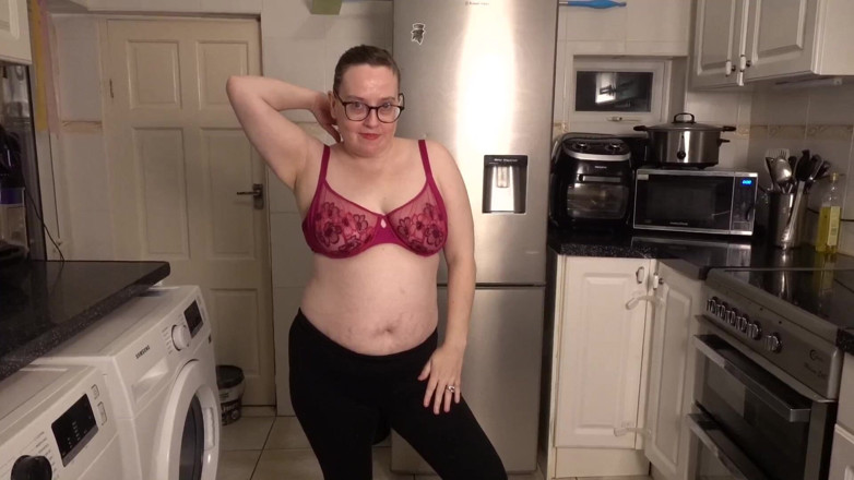 Littlevixen: Leggings spogliarello sexy Reggiseno e mutande in cucina